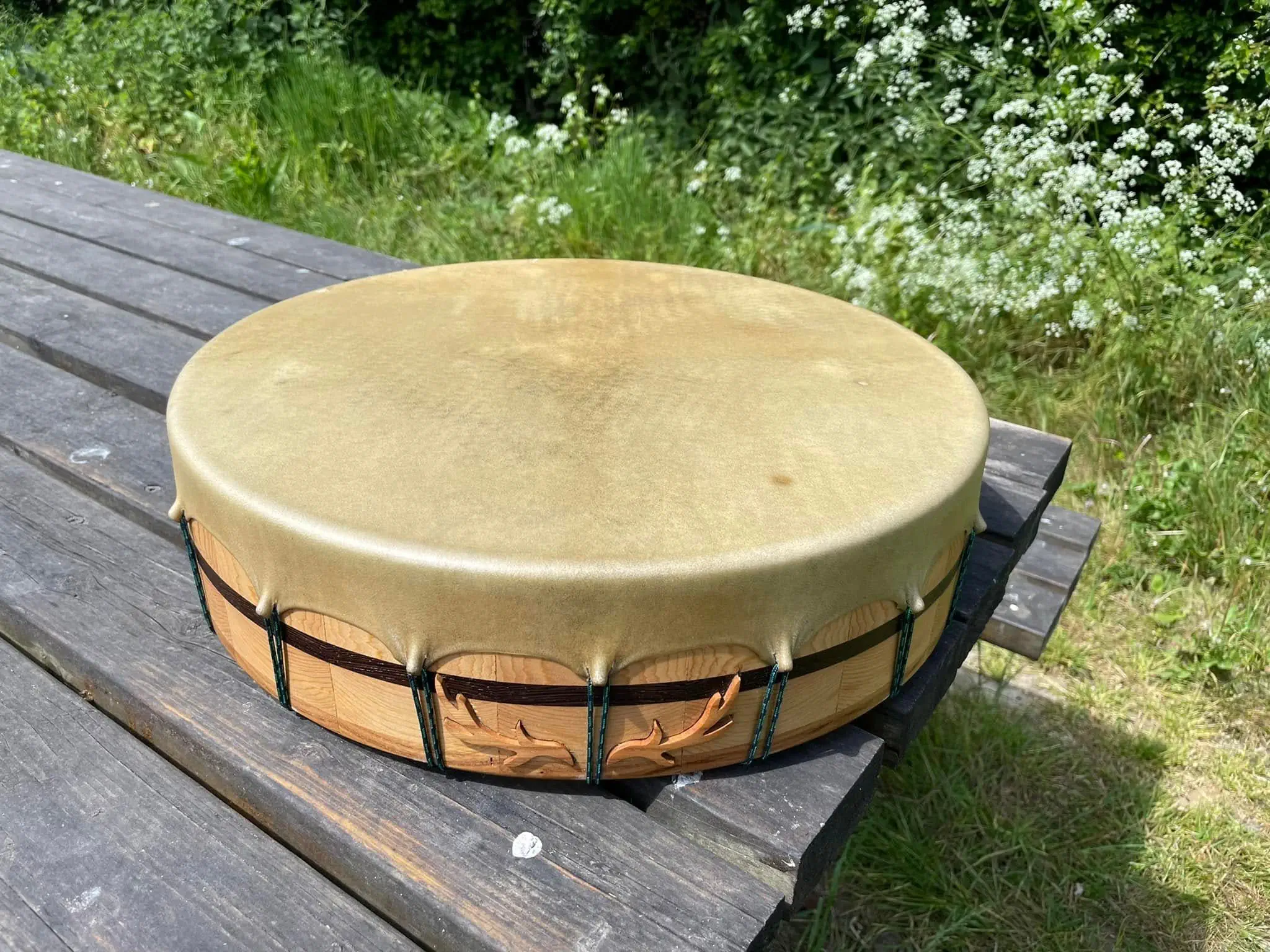 Peau de tambour sur cadre en bois