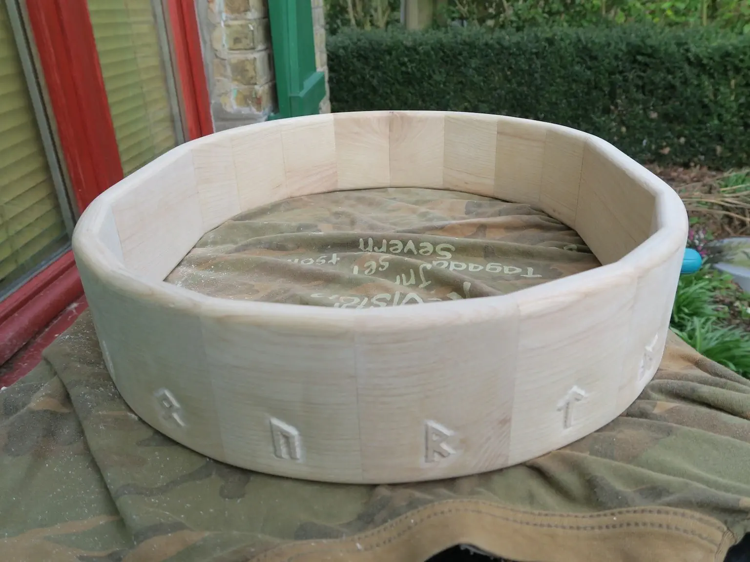 Cadre ovale aux runes gravées