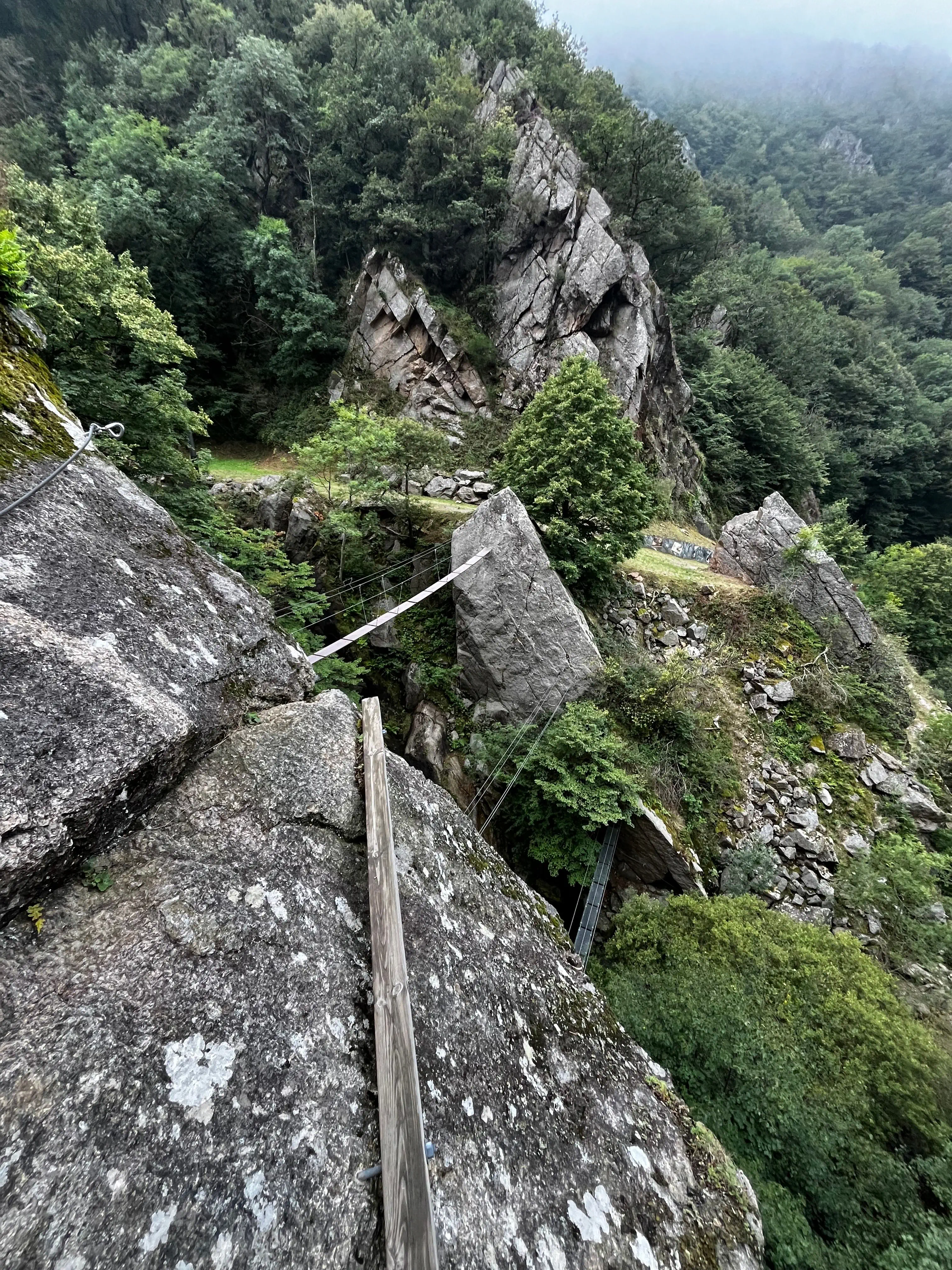 Câble et barreaux le long d'une paroi rocheuse de via ferrata