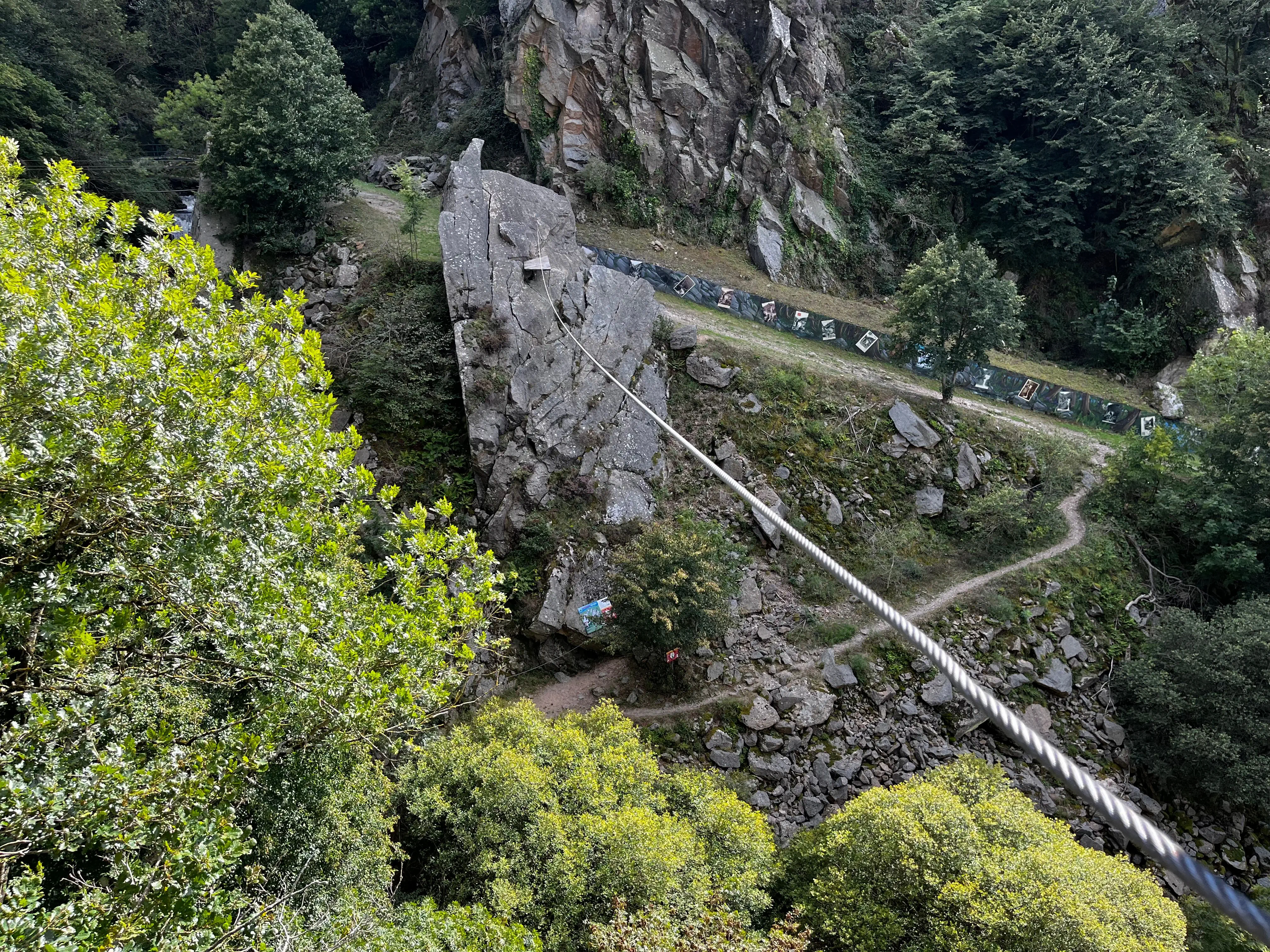Vue plongeante sur le site d'une via ferrata et son sentier d'accès