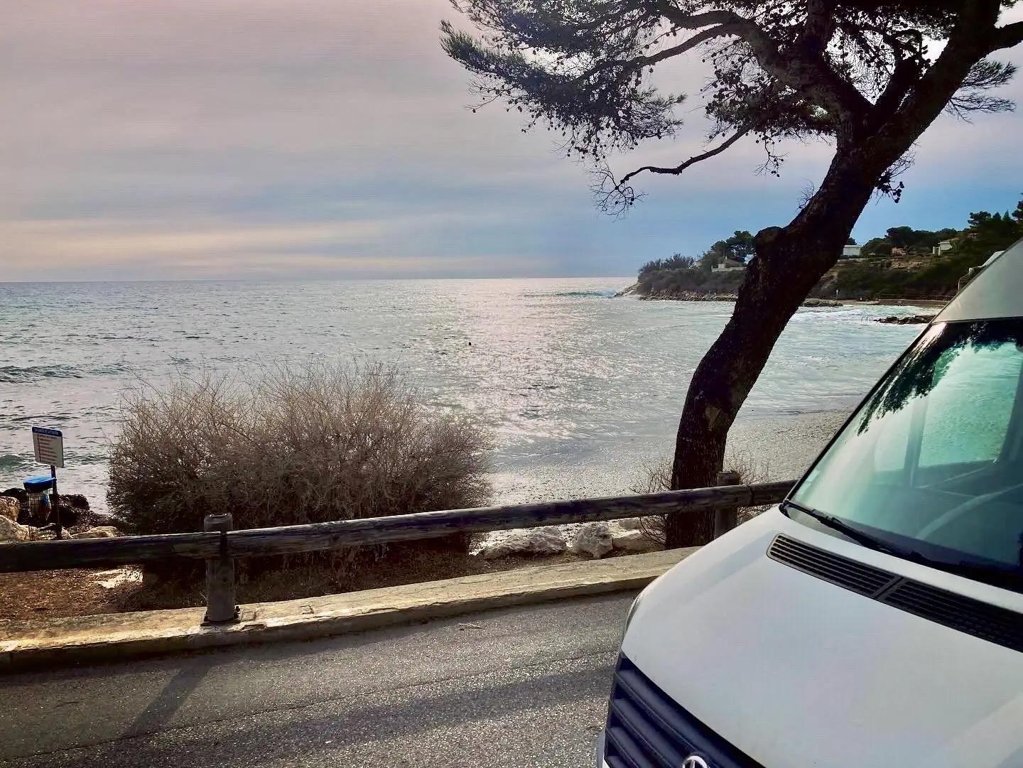 Le van installé au bord de la mer, prêt pour un hivernage au soleil