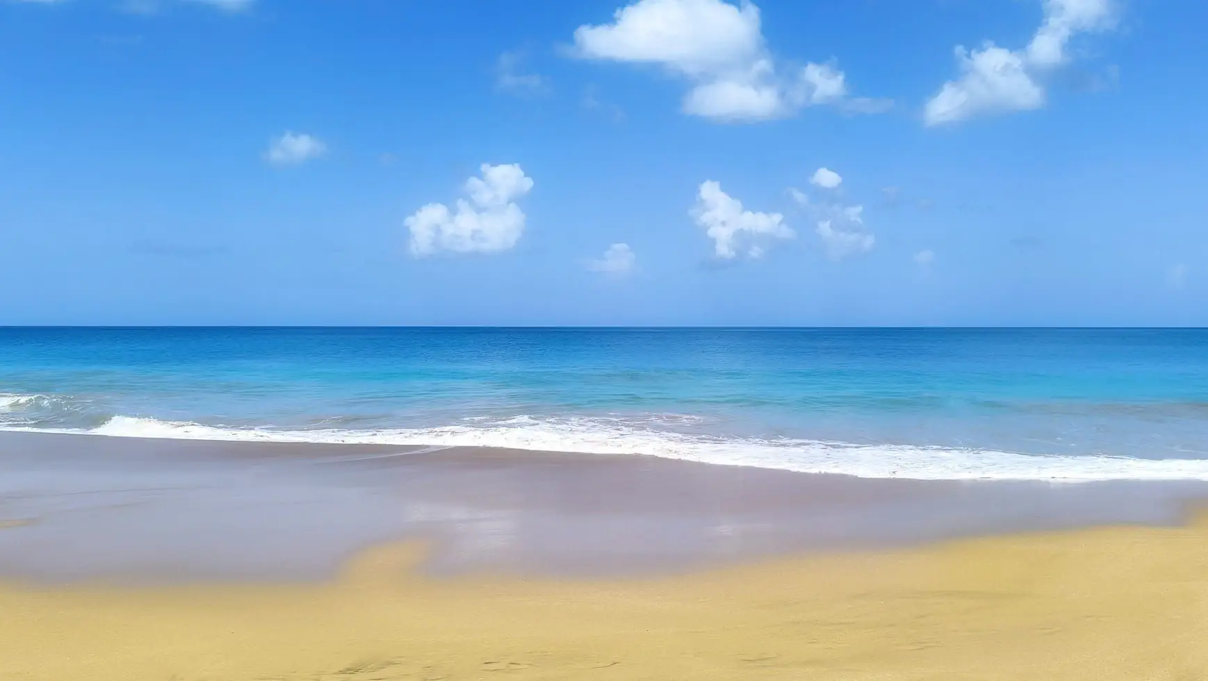 Mer de Guadeloupe au matin, horizon large et dégagé