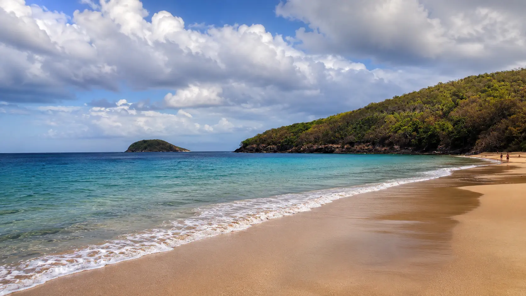 Mer calme rejoignant le ciel à l'horizon, surface apaisée, lumière douce