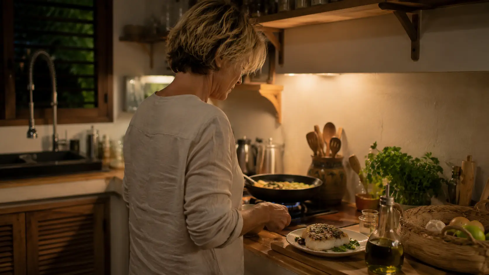 Assiette simple aux légumes, huile d'olive et noix sur une table en bois — alimentation anti-inflammatoire après 50 ans, Second Spring