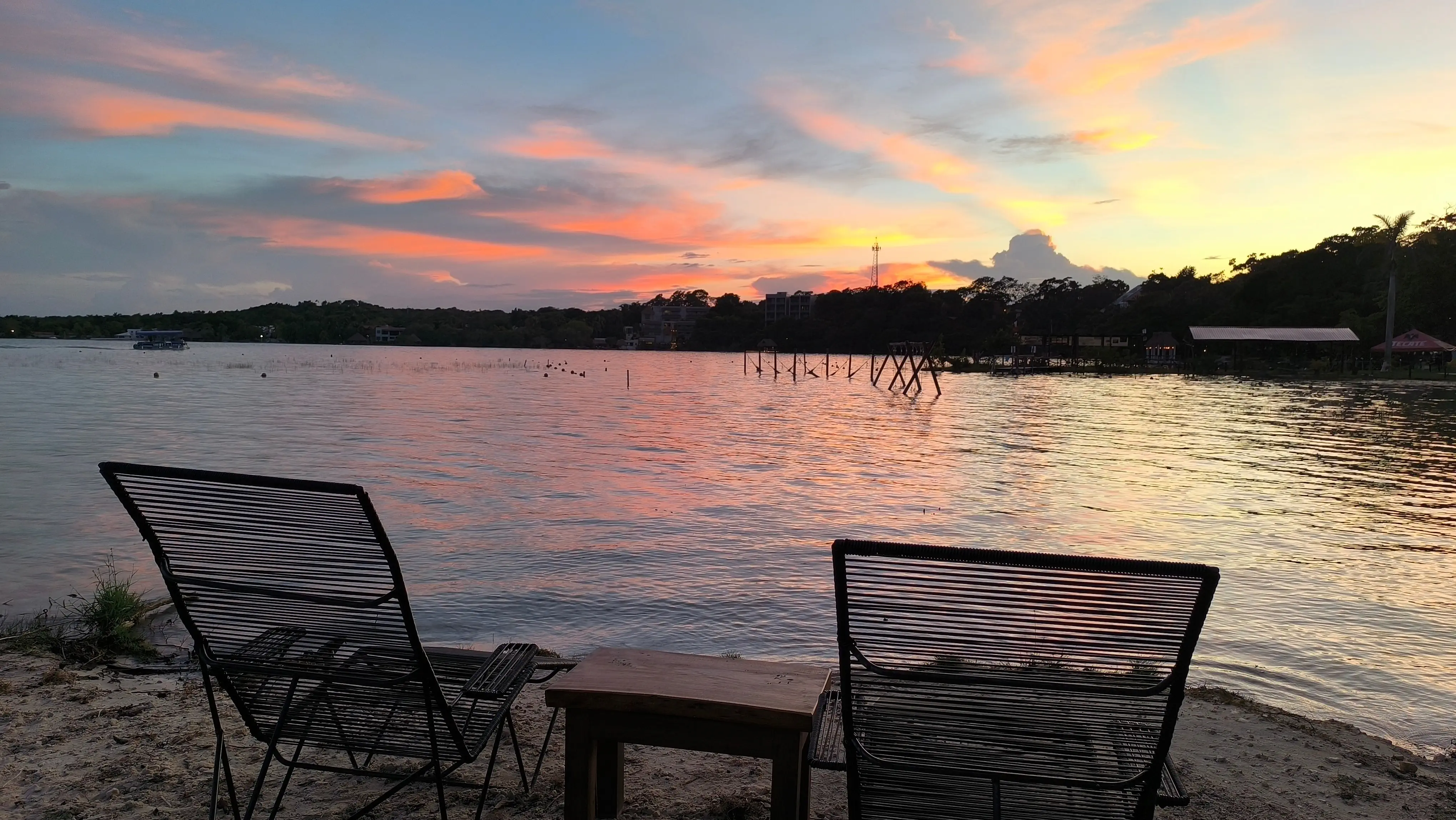 Lumière douce sur une eau calme en fin de journée, ambiance apaisée d'été