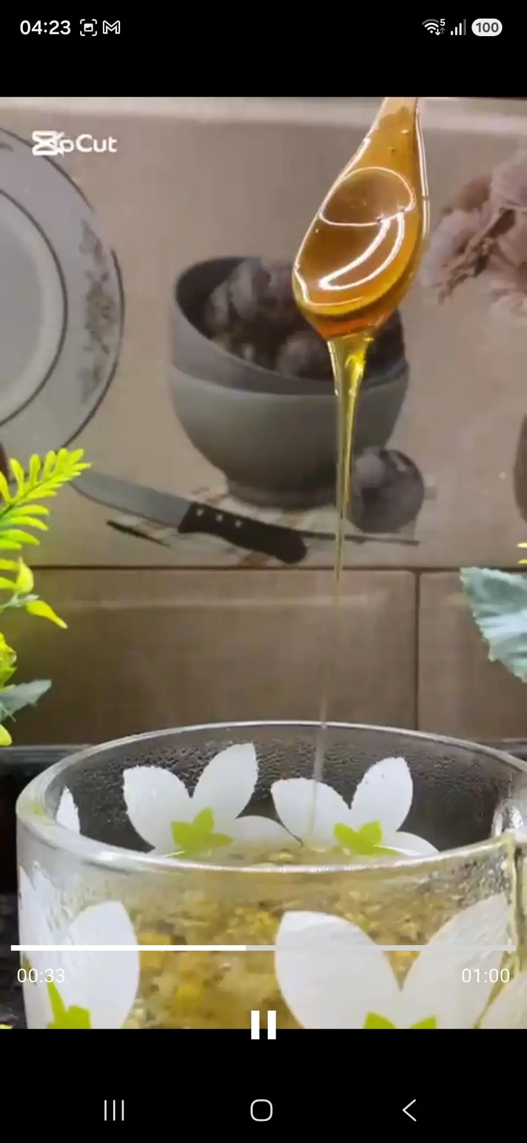 Miel versé dans une infusion